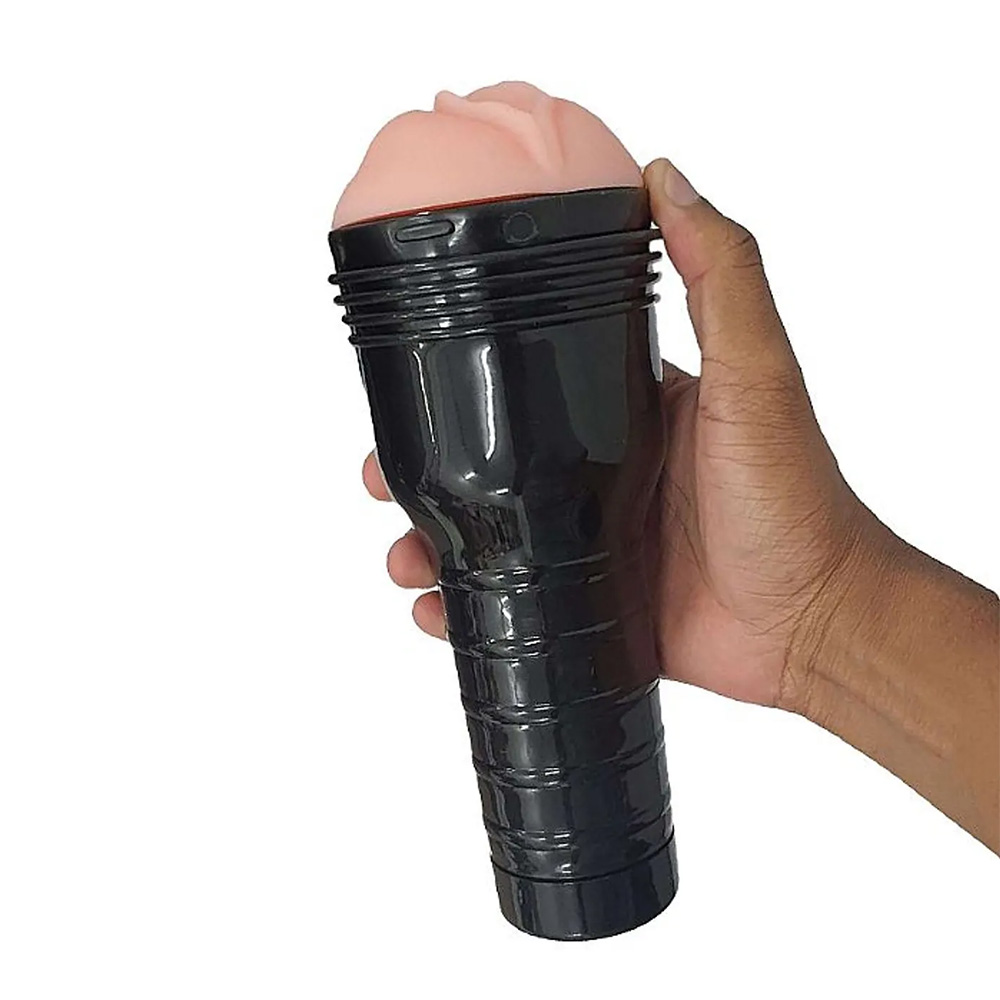 Masturbador Disfar�ado Masculino �nus, homem segurando o produto para ilustrar o tamanho na m�o