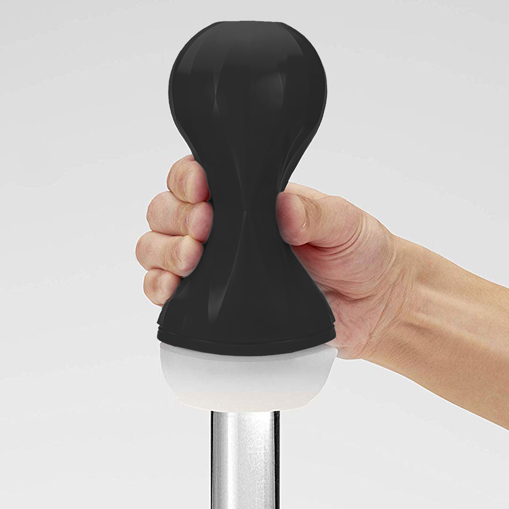 M�o apertando o Tenga Air-Tech Squeeze Strong Preto ilustrando o controle de press�o