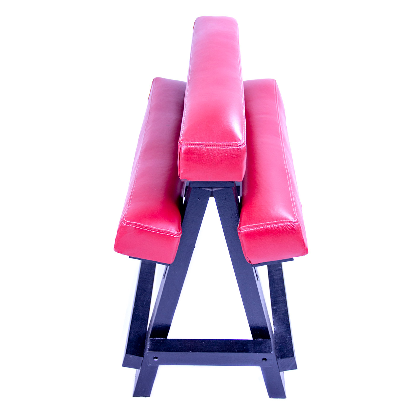 Vista lateral do Cavalete BDSM Vermelho com as almofadas em destaque e estrutura s�lida