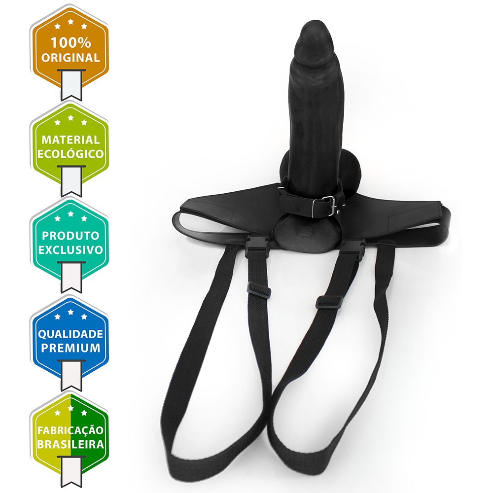 Vista lateral da cinta peniana preta, destacando o p�nis flex�vel e escroto crescido presos � cinta com fivelas em manequim feminino