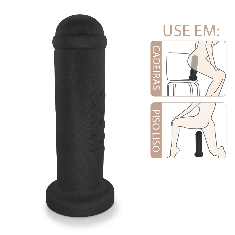 Plug Anal Gigante XXL Preto em PVC flex�vel mostrando como pode ser usado em diferentes posi��es, como sentado em cadeiras ou deitado no piso liso