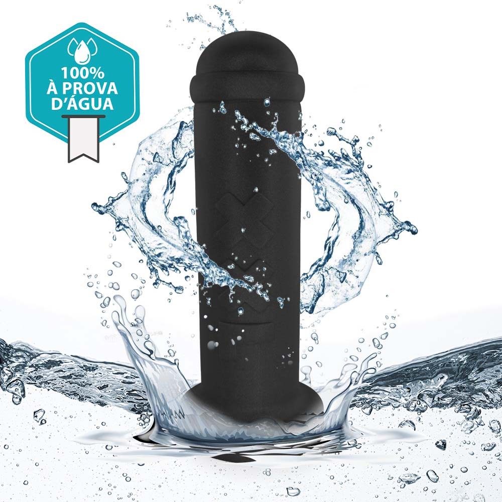 Plug Anal Gigante XXL Preto em PVC flex�vel deitado de lado, destacando sua curvatura e formato ergon�mico para dilata��o