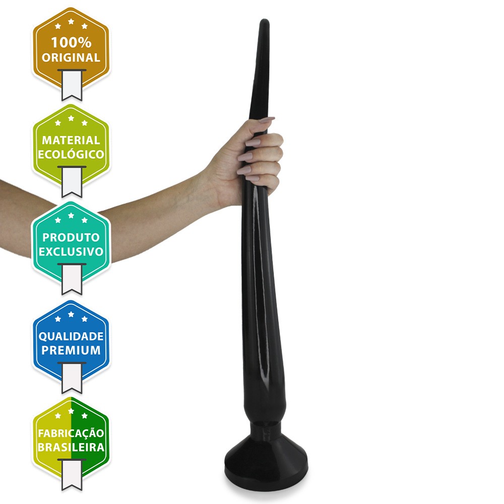 Plug Anal Gigante Intruder de PVC preto sendo seguro verticalmente por uma m�o feminina, com selos de qualidade ao lado