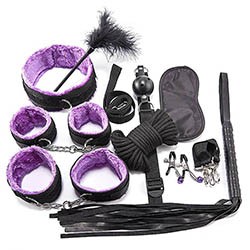 Foto do Produto Kit Bondage 10: Mordaça, Venda, Coleira, Flogger e Mais 6 Itens em Nylon e Pelúcia Preto e Roxo