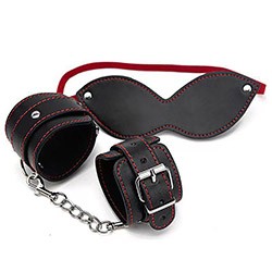 Foto do Produto Kit Bondage 2: Algema com Corrente, Fivela e Mosquetão e Venda com Elástico Preto