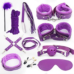 Foto do Produto Kit Bondage em PU (Imitação em Couro) com Venda, Mordaça, Corda e Mais 7 Itens Roxo